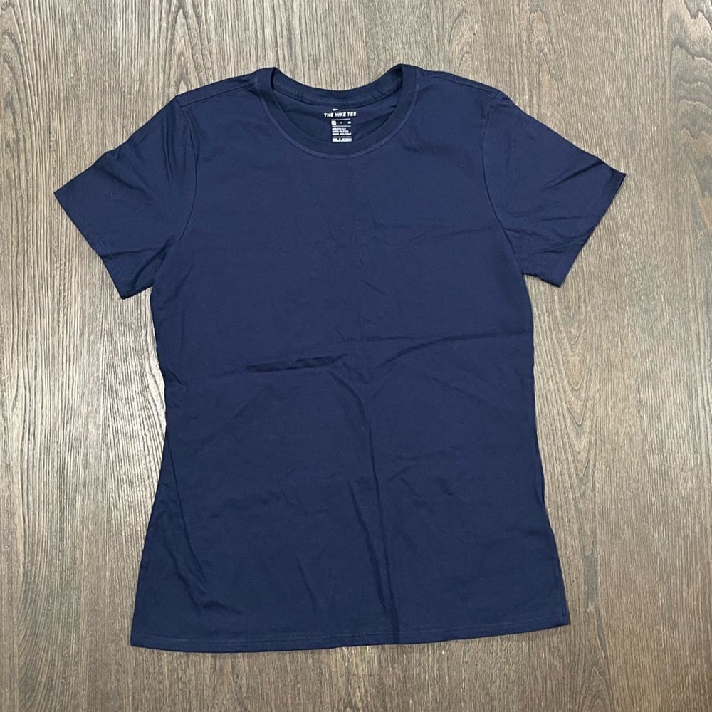 NWOT Nike Women's Athletic Cut Basic Tee - Size Small